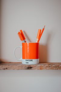 Orange Tasse mit Stiften